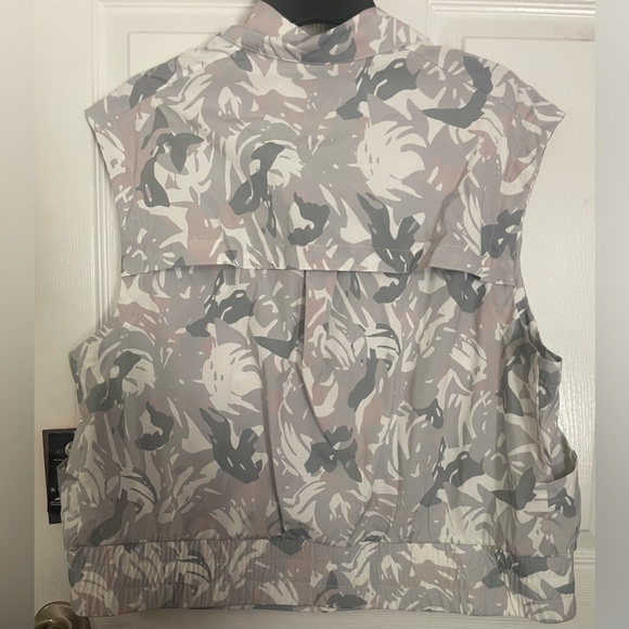 Avia Women's Green and Gray Camouflage Hiking Vest! NWT! Size XL!‎ - Picture 6 of 7
